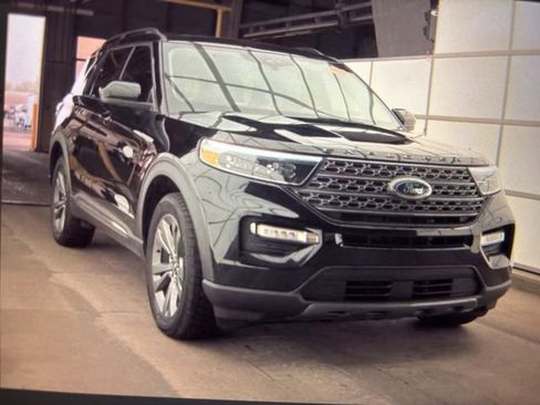 Used 2024 Ford Explorer XLT w/ Equipment Group 202A AWD/4WD image 5