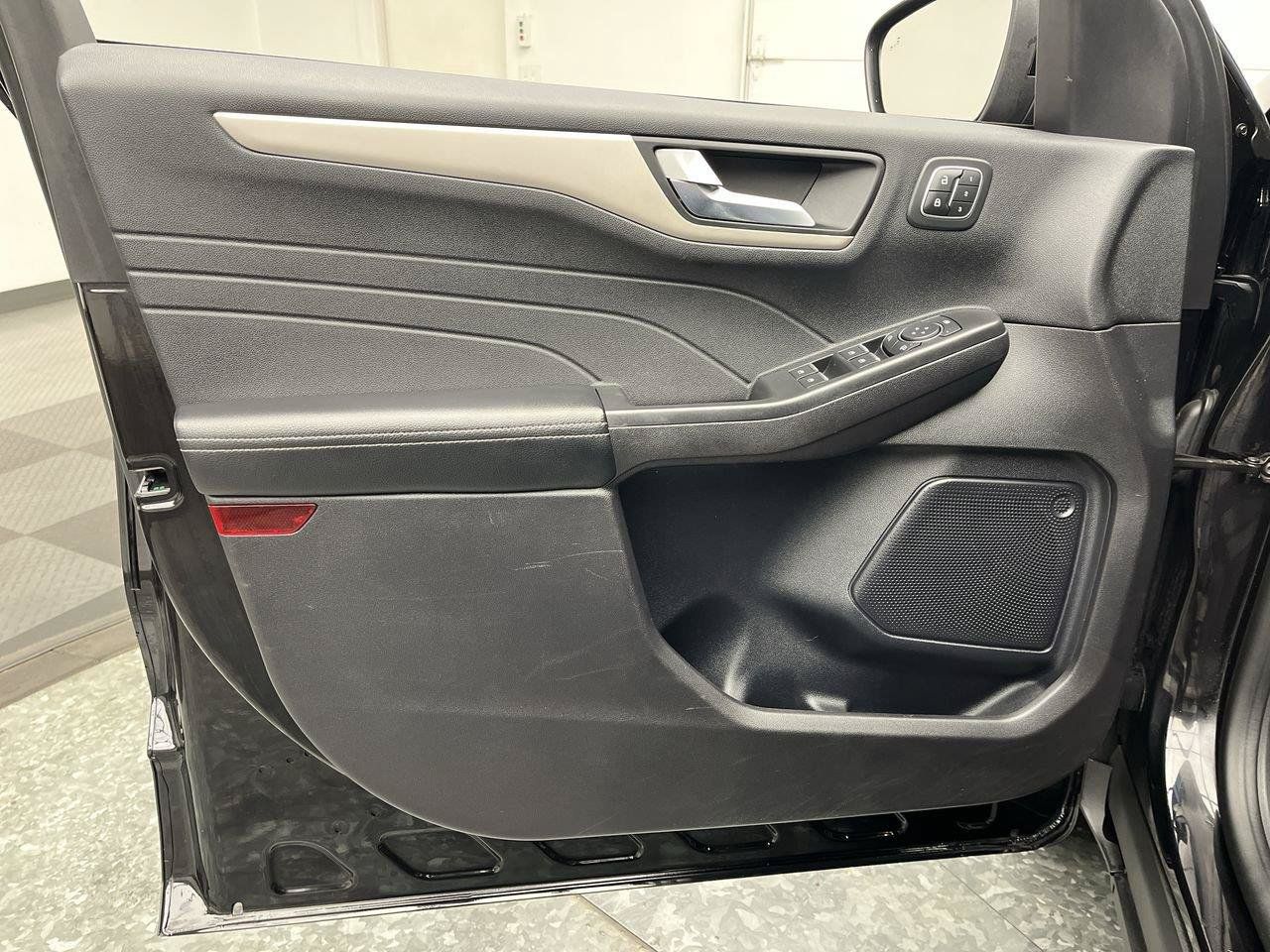 Used 2022 Ford Escape SEL w/ Technology Package AWD/4WD image 8
