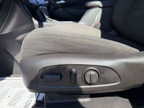 Used 2018 Chevrolet Equinox LT FWD image 14