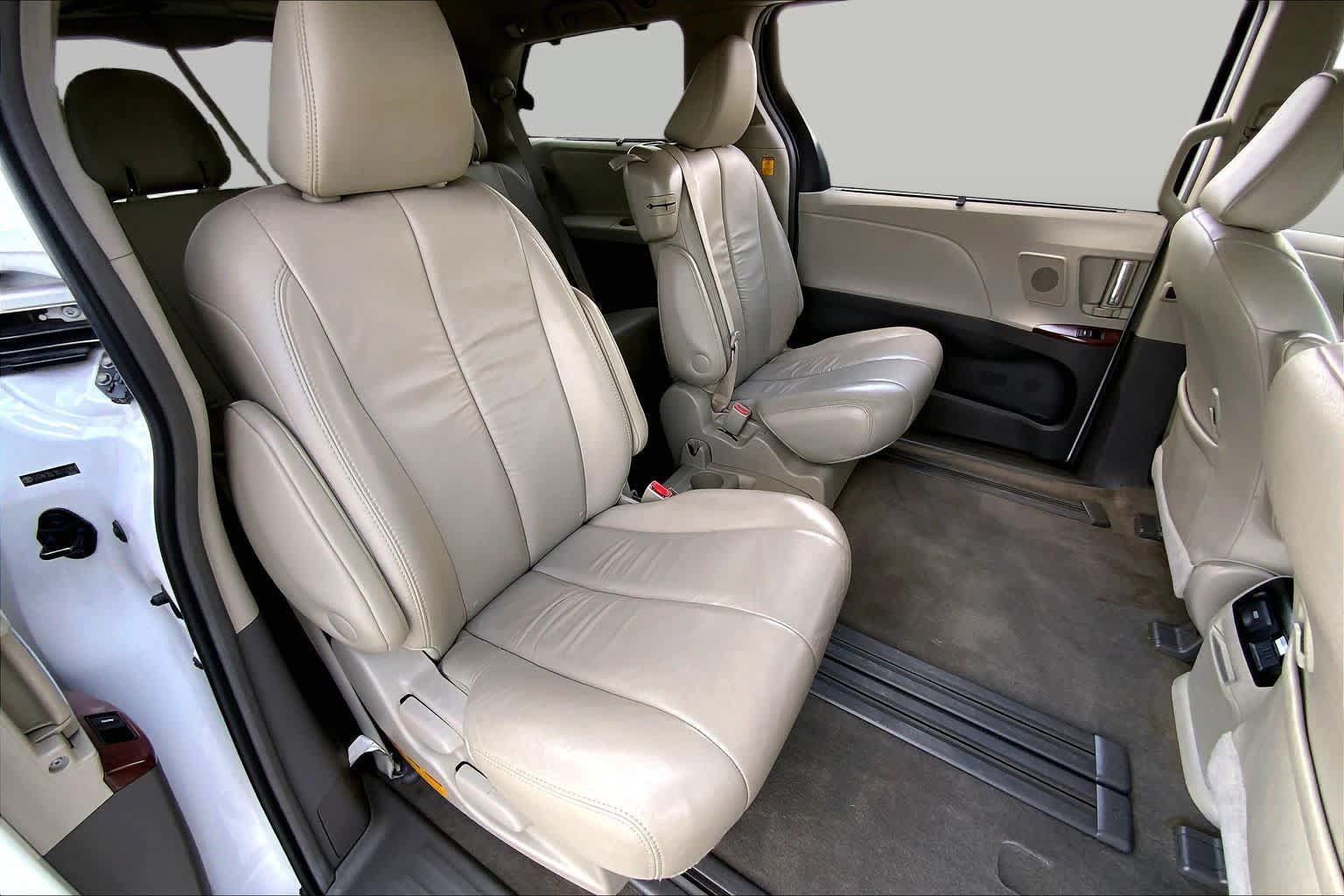Used 2011 Toyota Sienna XLE w/ XLE Navigation Pkg FWD image 18