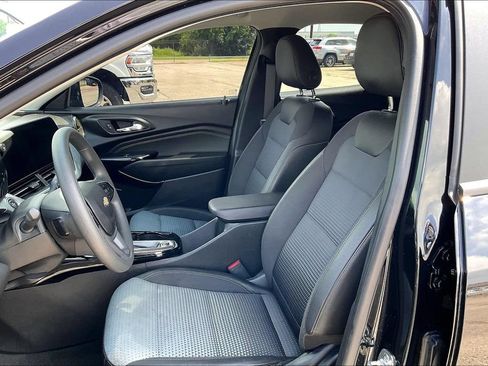 Used 2025 Chevrolet Trax LT FWD image 18