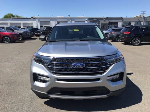 Used 2024 Ford Explorer XLT w/ Equipment Group 202A AWD/4WD image 8