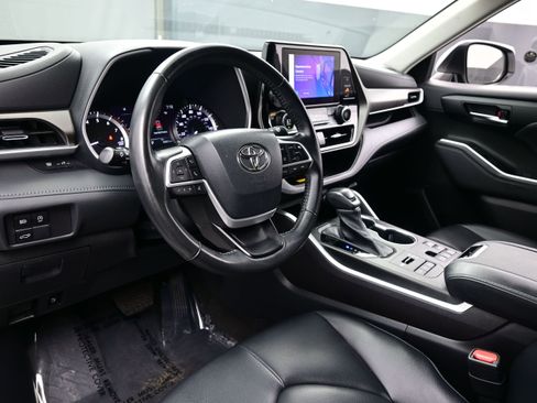 Used 2023 Toyota Highlander XLE AWD/4WD image 13
