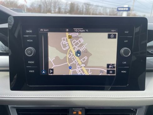 Certified 2025 Volkswagen Taos SEL image 18