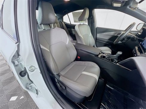 Used 2025 Toyota Camry SE image 29