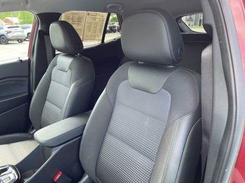 Used 2025 Chevrolet Trax LT w/ LT Convenience Package image 7