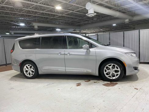 Used 2019 Chrysler Pacifica Limited image 27