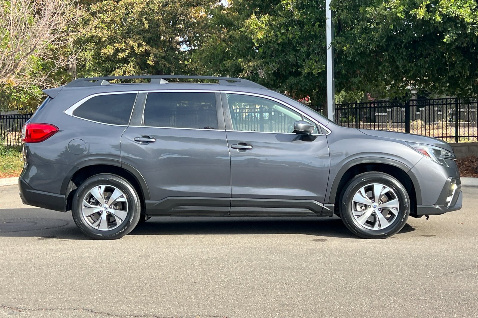 Used 2024 Subaru Ascent Premium w/ Convenience Package AWD/4WD image 3