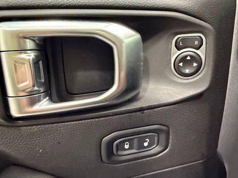 Used 2020 Jeep Wrangler Unlimited Sahara AWD/4WD image 21