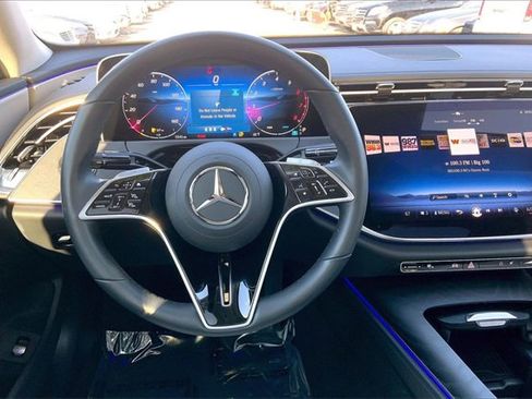 Used 2025 Mercedes-Benz E 350 4MATIC Sedan image 4