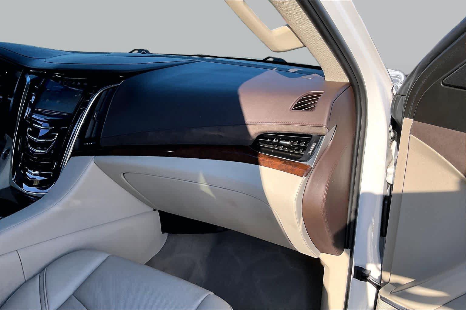 Used 2017 Cadillac Escalade Luxury RWD image 19
