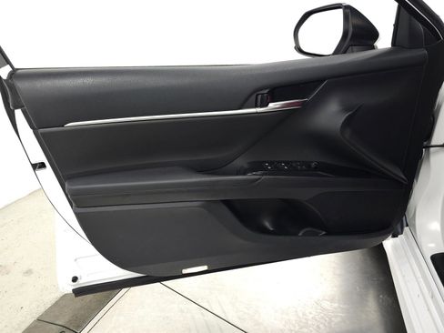 Used 2018 Toyota Camry SE image 11