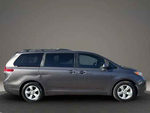 Used 2012 Toyota Sienna LE image 2