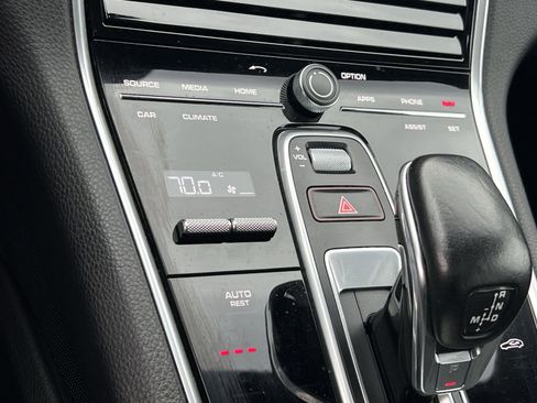 Used 2018 Porsche Panamera 4 image 21