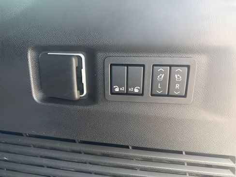 Used 2025 GMC Yukon Denali AWD/4WD image 32