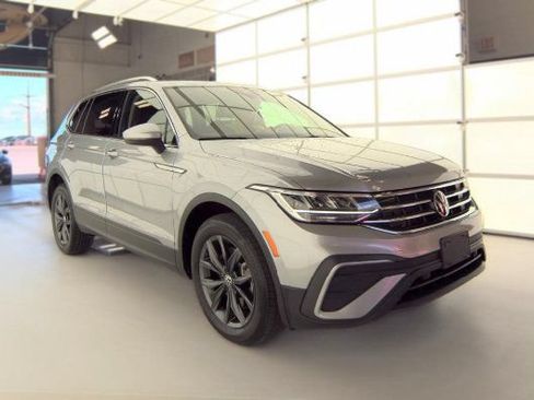 Used 2023 Volkswagen Tiguan SE w/ Panoramic Sunroof Package AWD/4WD image 1