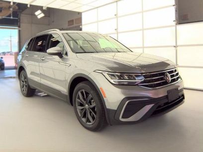Used 2023 Volkswagen Tiguan SE w/ Panoramic Sunroof Package