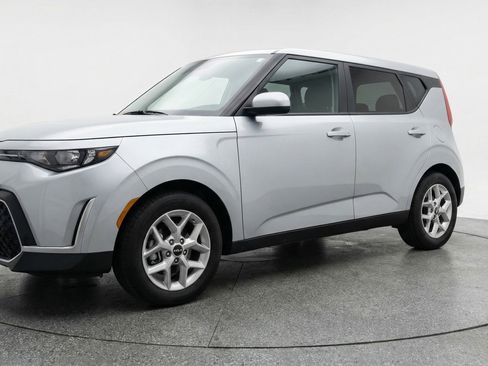 Used 2025 Kia Soul LX w/ LX Technology Package FWD image 3