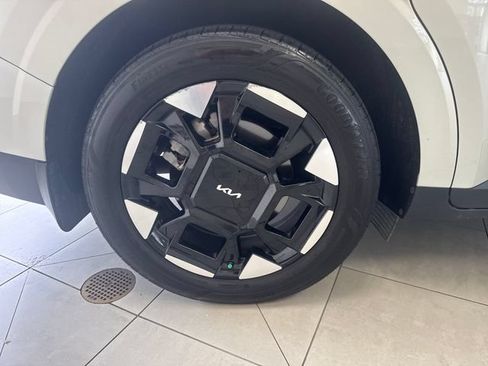 Used 2025 Kia Carnival EX FWD image 30