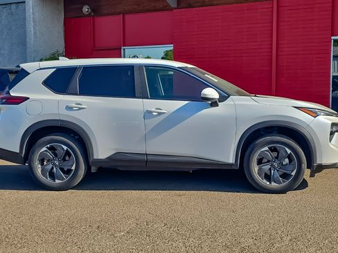 Used 2025 Nissan Rogue SV FWD image 2