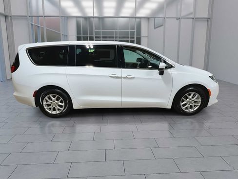 Used 2023 Chrysler Voyager LX FWD image 9