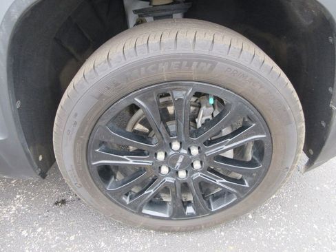 Used 2023 GMC Acadia SLE w/ Driver Convenience Package image 9