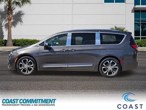 Used 2022 Chrysler Pacifica Pinnacle FWD image 9