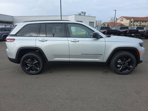 Used 2025 Jeep Grand Cherokee Limited w/ Luxury Tech Group II image 6