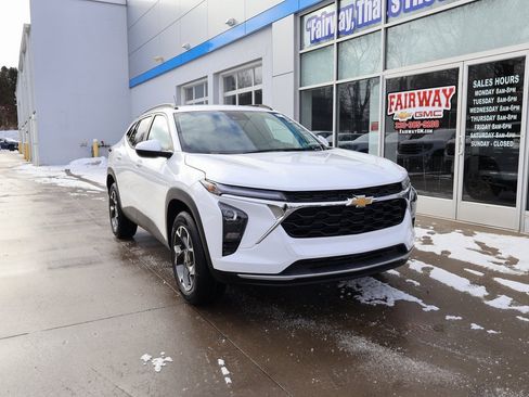 New 2026 Chevrolet Trax LT image 2