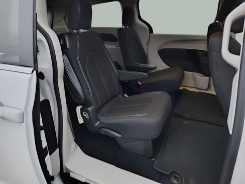 Used 2020 Chrysler Voyager LX image 26