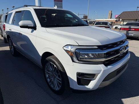 Used 2024 Ford Expedition Limited image 3