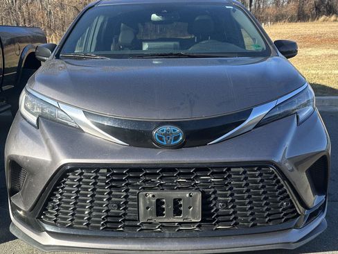 Used 2021 Toyota Sienna XSE w/ XSE Plus Package image 3