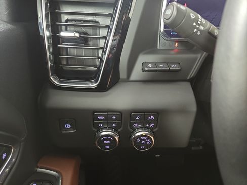 Used 2025 GMC Sierra 2500 Denali Ultimate w/ Max Trailering Package AWD/4WD image 31
