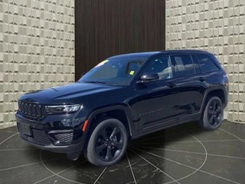 Used 2023 Jeep Grand Cherokee Altitude AWD/4WD image 14