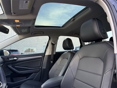 Certified 2024 Volkswagen Jetta SE w/ Panoramic Sunroof Package image 22