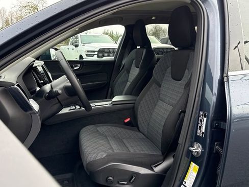 Used 2022 Volvo XC60 B5 Momentum image 22