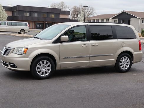 Used 2013 Chrysler Town & Country Touring image 10