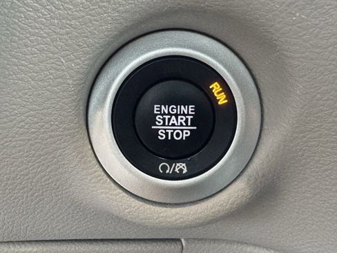 Used 2024 Chrysler Pacifica Touring-L FWD image 22
