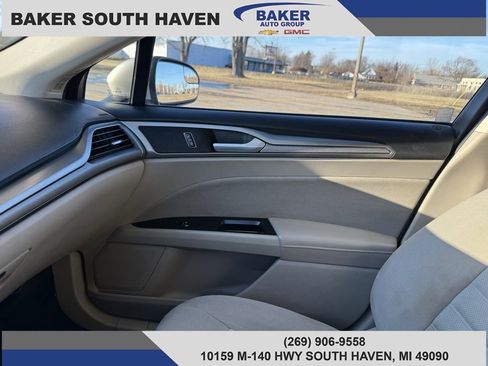 Used 2017 Ford Fusion SE image 29