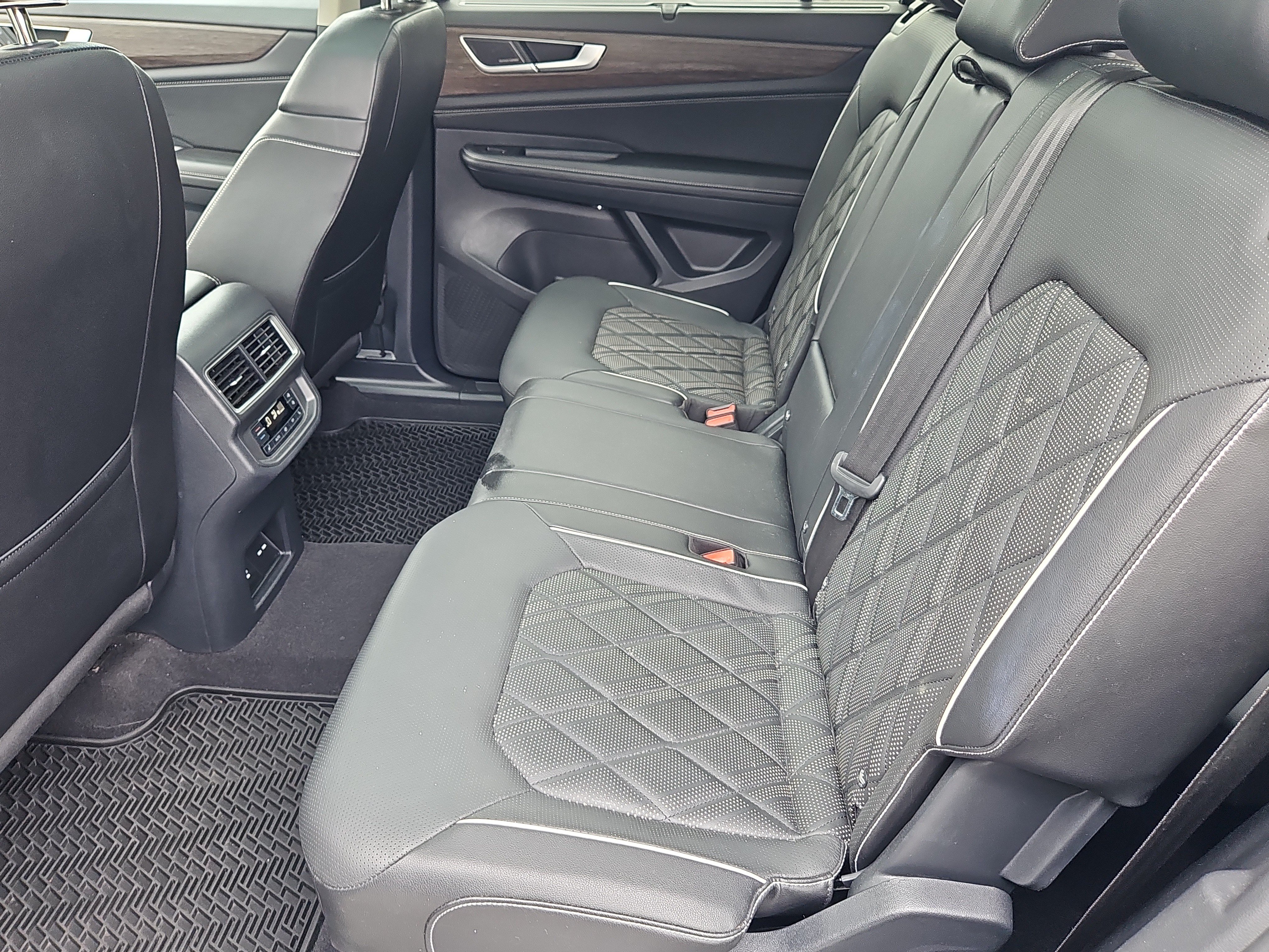 Certified 2024 Volkswagen Atlas SEL Premium R-Line AWD/4WD image 38