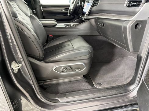 Used 2024 Jeep Wagoneer L Series II image 14