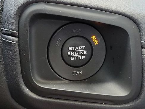 Used 2025 Jeep Gladiator Rubicon AWD/4WD image 17