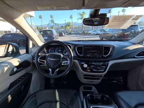 Used 2023 Chrysler Pacifica Touring-L image 20