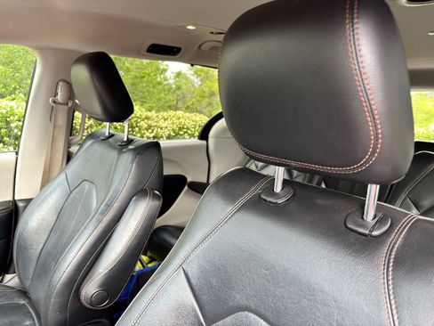 Used 2020 Chrysler Pacifica Touring-L FWD image 16
