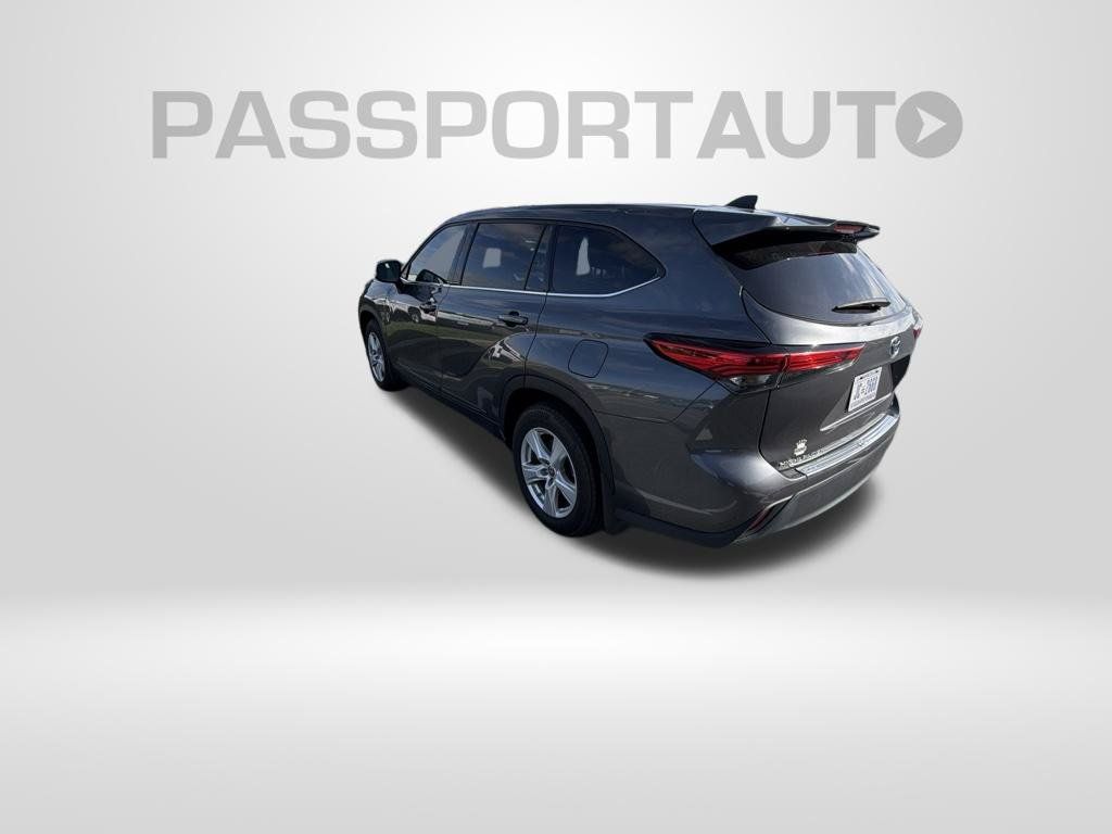 Used 2022 Toyota Highlander LE FWD image 4