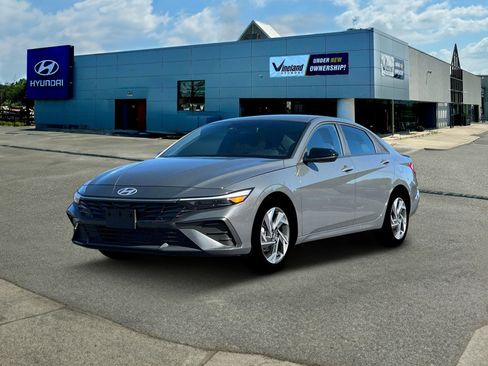 Certified 2025 Hyundai Elantra Sport image 1