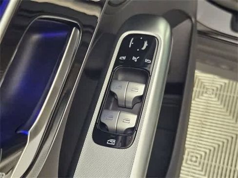 Used 2025 Mercedes-Benz GLC 300 4MATIC image 38