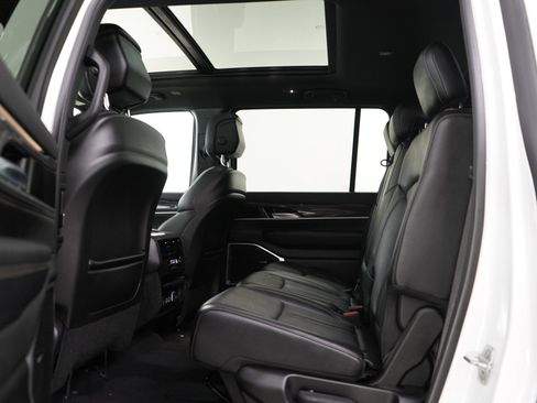 Used 2022 Jeep Wagoneer Series II w/ Premium Group I AWD/4WD image 20