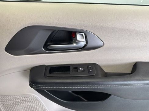 Used 2024 Chrysler Pacifica Touring-L image 51