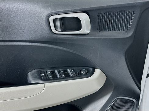 Used 2025 Hyundai Venue SEL FWD image 15